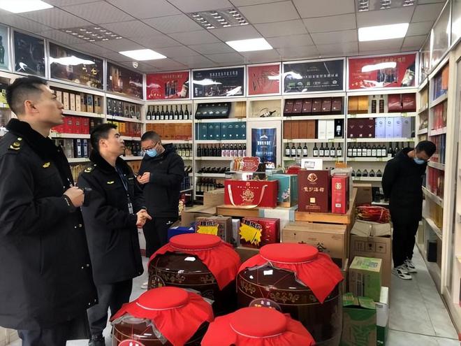 涪城區(qū)市場(chǎng)監(jiān)管局開展節(jié)前白酒市場(chǎng)專項(xiàng)整治行動(dòng)